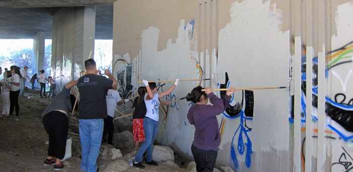 2012 students paint out graffiti